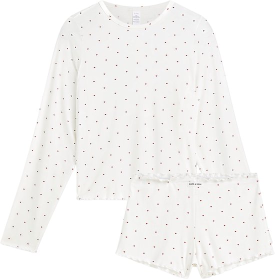 Witte pyjamaset met rode hartjes, bestaande uit een shirt met lange mouwen en een korte broek.