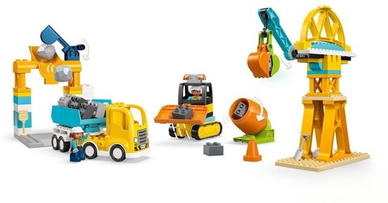 Gele vrachtwagen met aanhanger, cementmixer, gele graafmachine, kraan, werklieden en constructies.