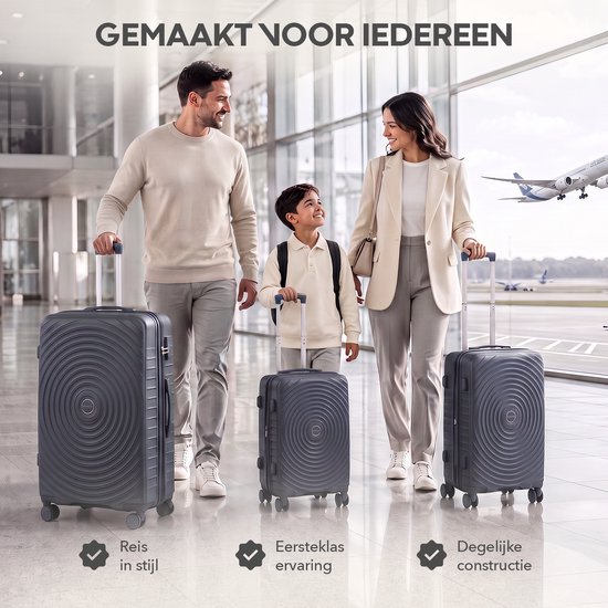 Een gezin loopt door een luchthavenhal met drie antracietkleurige koffers.