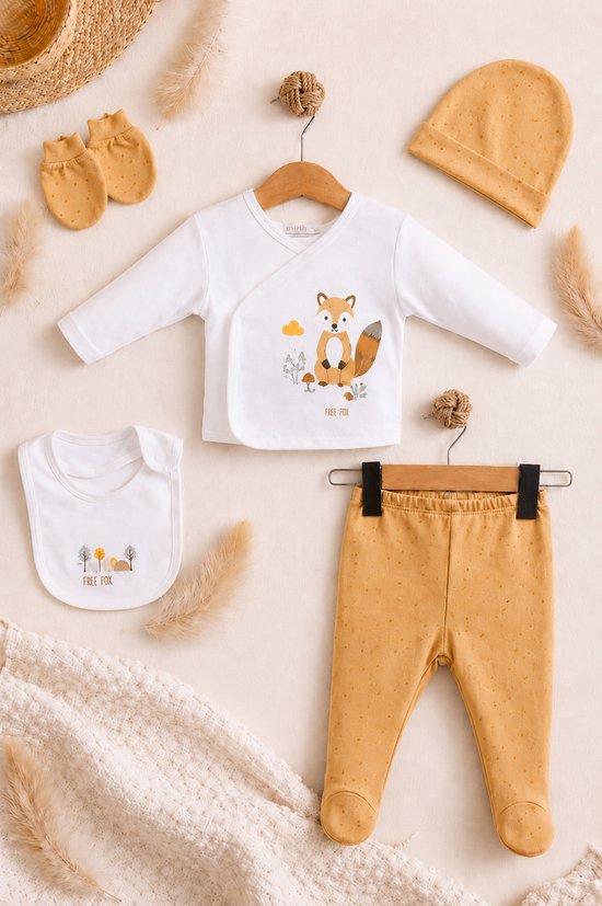 Een 5-delige babykleding set: witte wikkelbody met vos, gele muts, broek met stipjes, slabbetje met vos en wantjes.