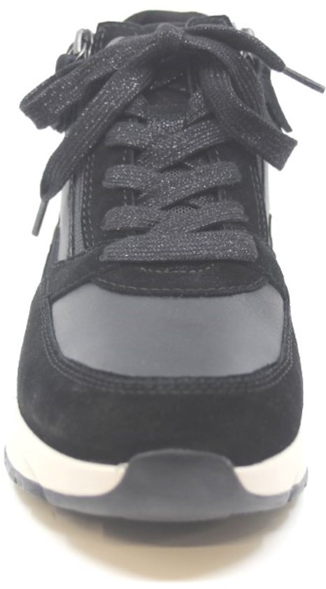 Voorkant van zwarte Gabor veterboots met suède en leren panelen.