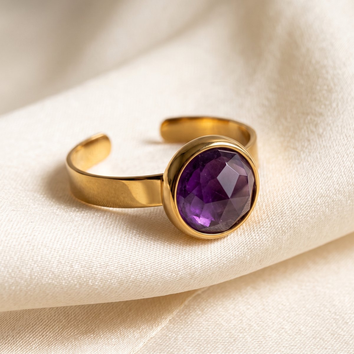 Lundholm Ella Amethist Ring Dames Goudkleurig – Verstelbare Ring met Echte Amethist Edelsteen Sieraad Cadeau Dames – Premium Stainless Steel Gold PVD Plated – One Size Natuursteen Ring 1,8 cm – Waterproof & Hypoallergeen