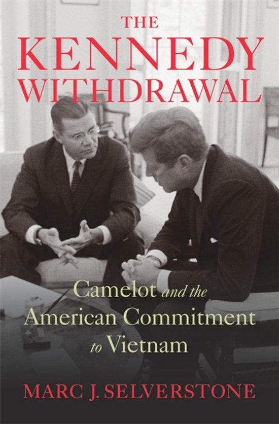 Boek kaft met de titel 'THE KENNEDY WITHDRAWAL' in rode letters. Twee mannen in pak zitten op een bank.