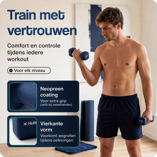 Man met donkerblauw trainingsshort en zonder shirt die donkerblauwe dumbbells vasthoudt. Close-up van blauwe neopreen coating en vierkante vorm dumbbells.