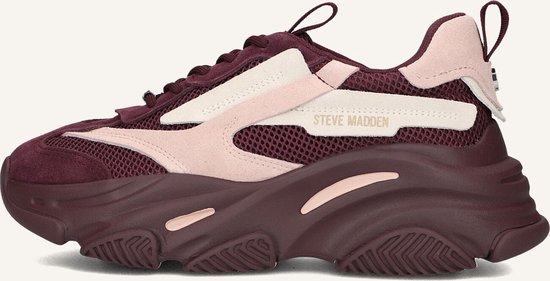 Zijaanzicht van een bordeauxrode Steve Madden sneaker met roze accenten en opengewerkt materiaal.