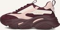 Zijaanzicht van een bordeauxrode Steve Madden sneaker met roze accenten en opengewerkt materiaal.