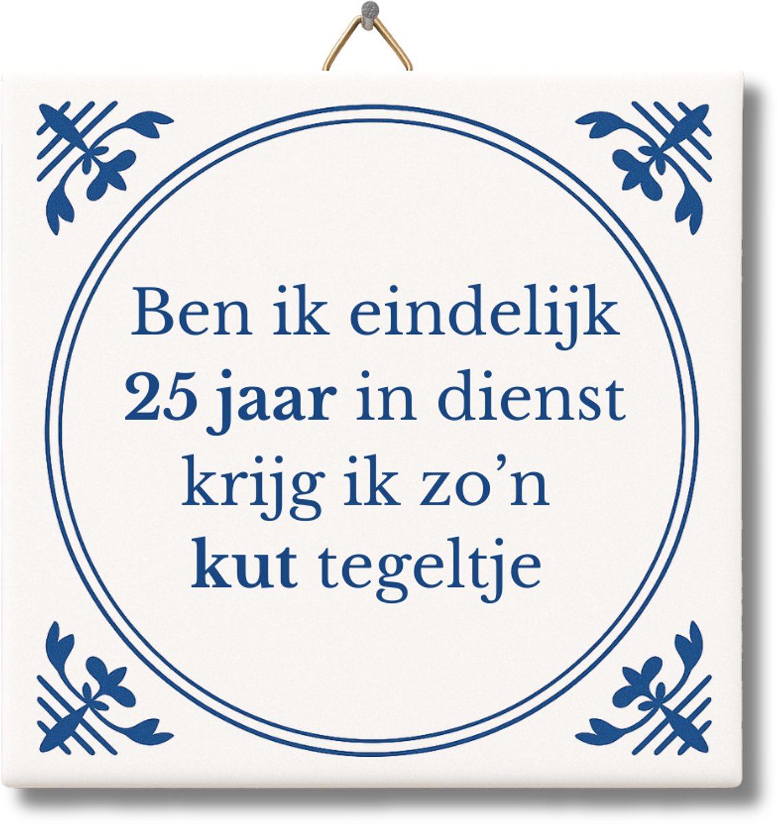 Tegeltje met Tekst van NietMokken® – Ben ik eindelijk 25 jaar in dienst, krijg ik zo'n kut tegeltje – Cadeau 25 jaar werkjubileum – Grappig Tegeltje met ophanghaakje – Inclusief premium verpakking, gratis viltje en ansichtkaart – Glossy