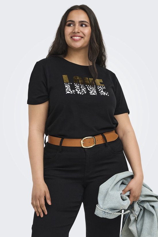 Model draagt een zwart T-shirt met goudkleurige 'LOVE' print, zwarte broek en bruine riem.
