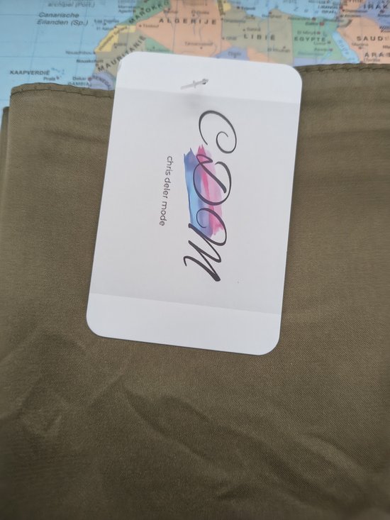 Kaki groen kledingstuk met een label van Chris Deler Mode.