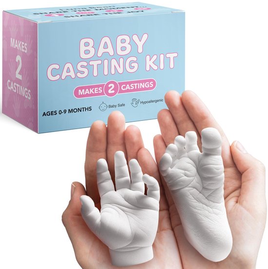 Baby gietmal set maakt 2 mallen. Toont 3D gipsen handjes en voetjes van baby's in handen.