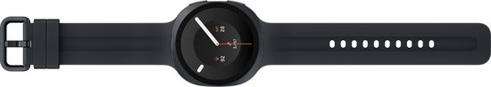 Gitzwarte Samsung Galaxy Watch 9 met donkergrijs sportbandje, plat gelegd, met zwarte gesp en een scherm dat de datum en stappen weergeeft.
