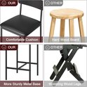 Vergelijking van onze zwarte barkruk met comfortabele zitting en metalen basis versus een houten kruk met hardhouten zitting.