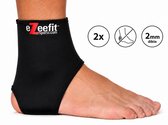 Zwarte Ezeefit enkelbrace op een rechtervoet, met icoontjes "2x" en "2mm dikte".