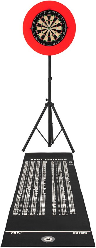 Dartbord met rode surround op statief, met dartmat met finishes.