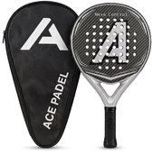 Zwarte padelracket met zilverkleurig frame en de witte letter A, naast een zwarte hoes met een witte A. Tekst: ACE PADEL.