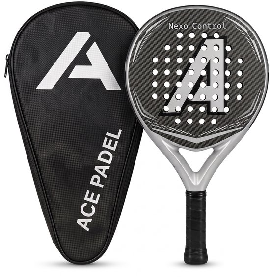 Zwarte padelracket met zilverkleurig frame en de witte letter A, naast een zwarte hoes met een witte A. Tekst: ACE PADEL.