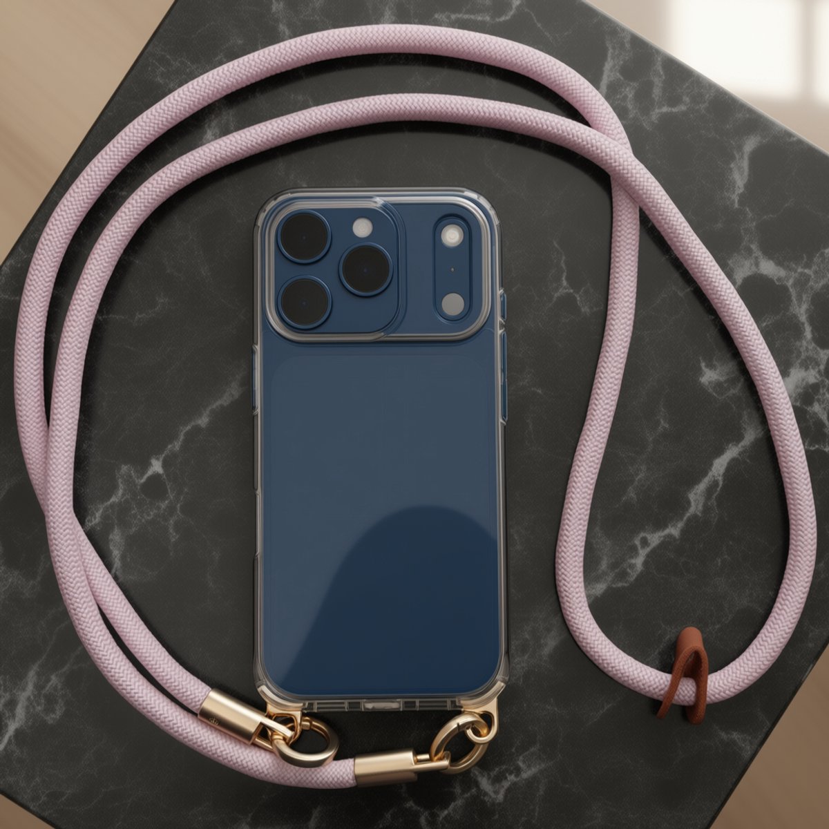iPhone 17 Pro Max Hoesje met Luxe Telefoonkoord – Transparante Case met Crossbody Lanyard – Fashion Telefoonkoord Dames – Dubbele Gouden Bevestiging – Inclusief Adapter – Roze Paars