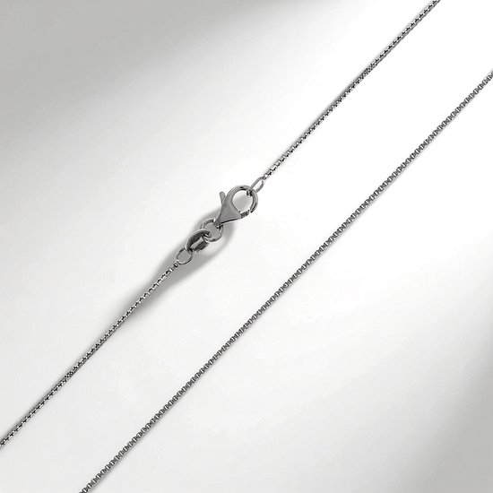 Cavill zilverkleurige ketting met venetiaanse filigrain schakels en karabijnsluiting, lichtval op de schakels.