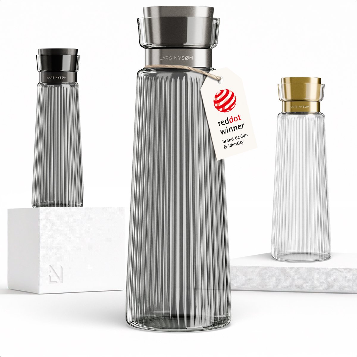 LARS NYSØM Bækvand Waterkaraf 1,5L met Roestvrijstalen Deksel & Zeef - Elegante Glazen Karaf & Schenkkan voor Sap, Thee & Limonade - Vaatwasmachinebestendig (Graphite/Stainless Steel)