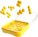 Geel spelbord met openingen, met gele puzzelstukken in verschillende vormen eromheen.