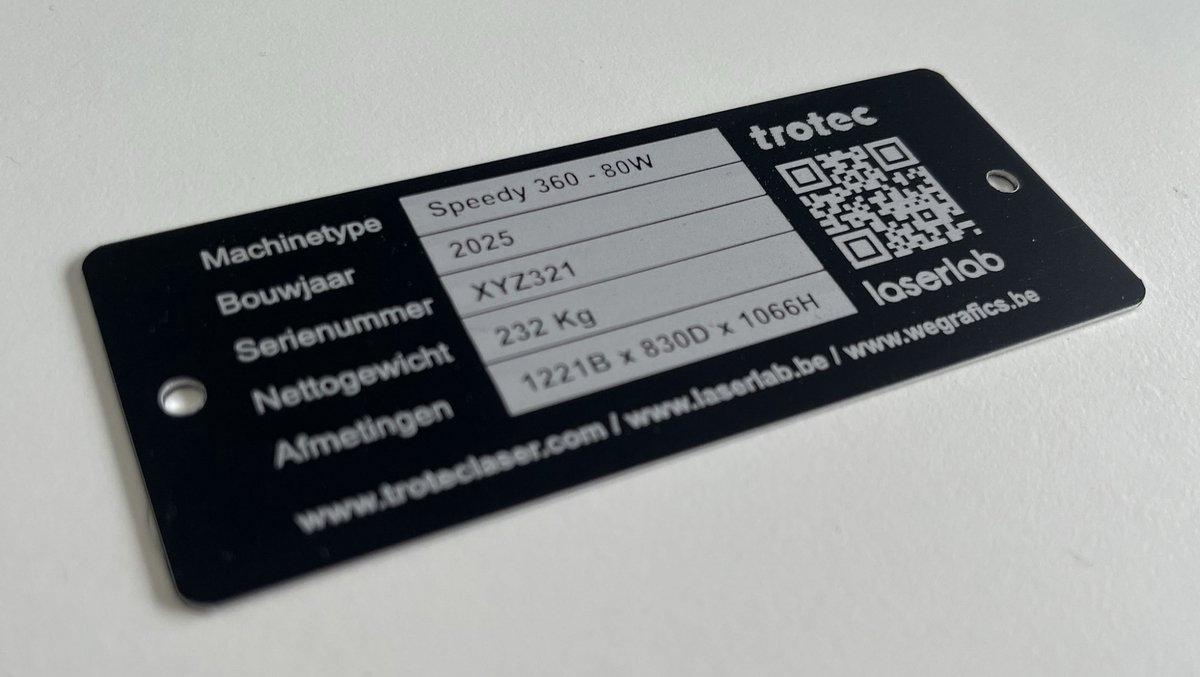 Product identificatie plaat - Geanodiseerde aluminium gegraveerd - Twee boorgaten - Aanhangwagen - Industriële machines - Serienummer - QR-Code - Barcode