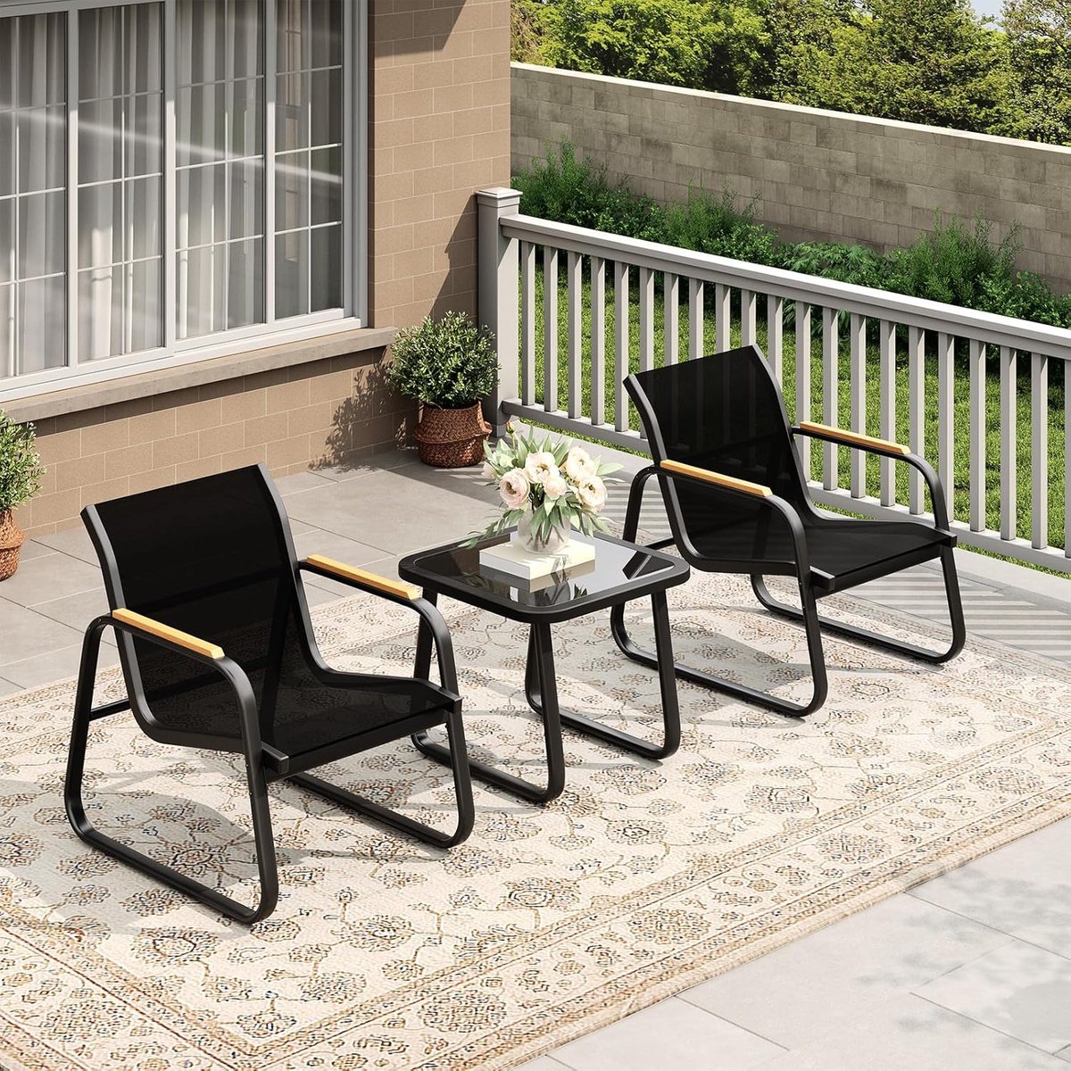3-delige tuinset – 2 fauteuils en 1 salontafel – Duurzaam staal, moderne loungestijl – Zitting van zwart gaas, gemakkelijk schoon te maken – Armleuningen met bruin houtlook – Glazen tafelblad