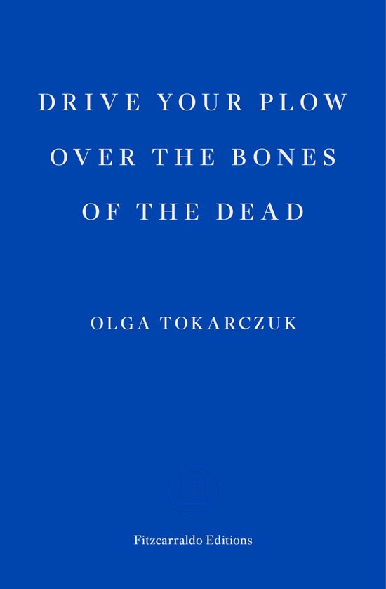Boekomslag met de titel 'DRIVE YOUR PLOW OVER THE BONES OF THE DEAD' en auteur OLGA TOKARCZUK op een blauwe achtergrond.