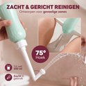 Mintgroene peri bottle met spuitmond die 75 graden hoek maakt. Houdt 500 ml, zacht in gebruik. Ontworpen voor gevoelige zones.