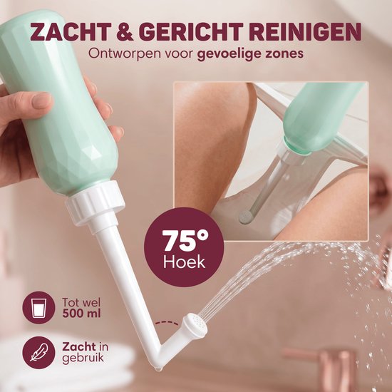 Mintgroene peri bottle met spuitmond die 75 graden hoek maakt. Houdt 500 ml, zacht in gebruik. Ontworpen voor gevoelige zones.