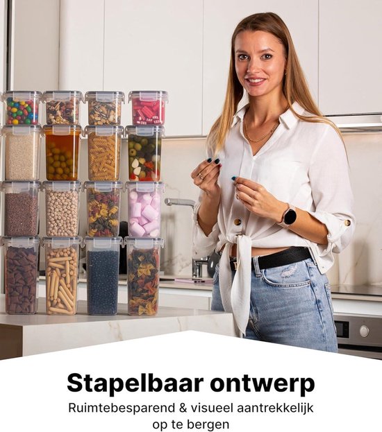 Vrouw met gestapelde doorzichtige voorraadbakken gevuld met snoep, pasta, granen en meer.