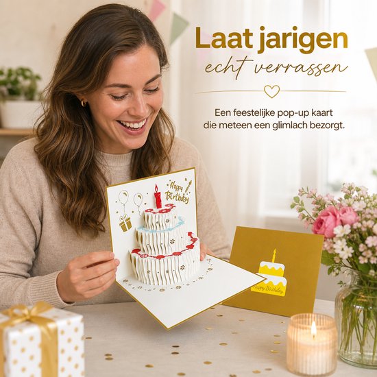 Vrolijke vrouw houdt een 3D pop-up verjaardagskaart open met een witte taart. Naast haar staat een gouden kaart met taartillustratie.