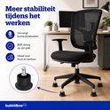 Zwarte bureaustoel op stoelglijders voor meer stabiliteit op een bureau.