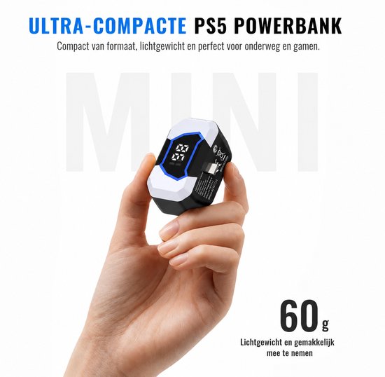 Hand die een compacte, zwart-witte mini powerbank met blauwe rand vasthoudt. Gewicht is 60g.