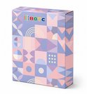 Doos met geometrische patronen in pastelroze en paarsblauw. Logo BOTC in kleurrijk design.