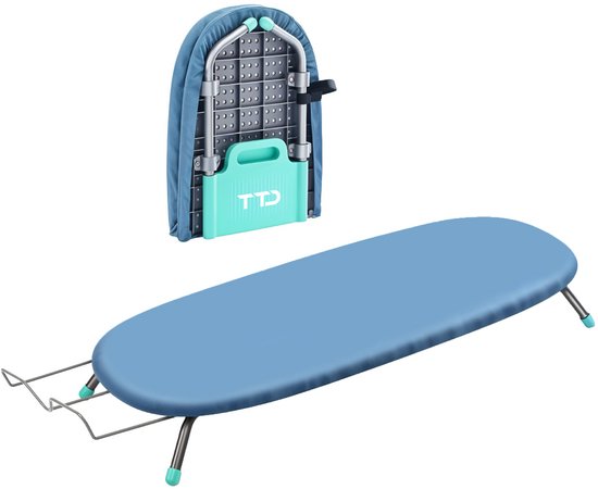 Opvouwbare, lichtblauwe strijkplank, compact en ruimtebesparend, met inklapbare steunpoten en geïntegreerde handgreep.