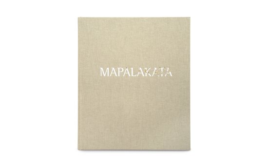 Linnen gebonden boek met de tekst MAPALAKATA in reliëf op de voorkant.