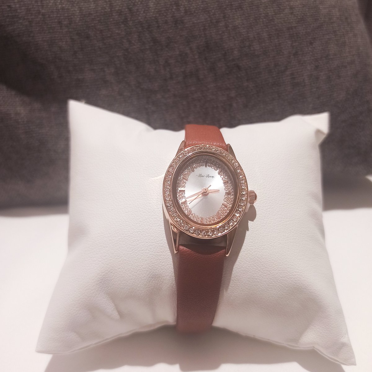 horloge, Kast van legering, band van echt leer, Japans quartz uurwerk, waterdicht tot 30 meter.