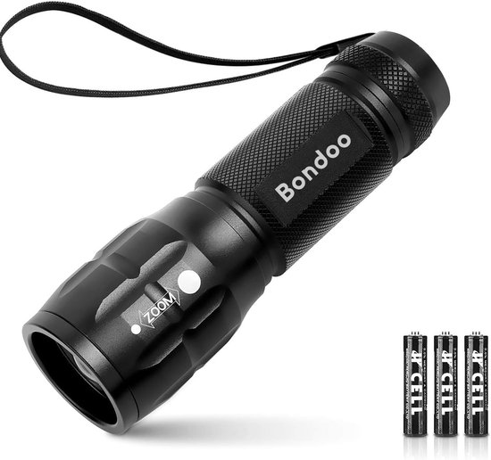 Zwarte Bondoo LED zaklamp met anti-slip handvat en draagkoord, naast 3 AAA batterijen.