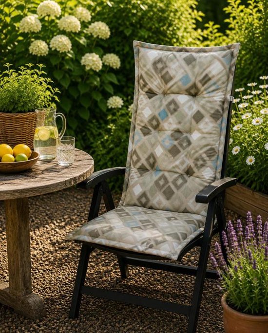 Stoelkussen met hoge rug, ruitpatroon in natuurlijke tinten, op een zwarte tuinstoel in een tuin.