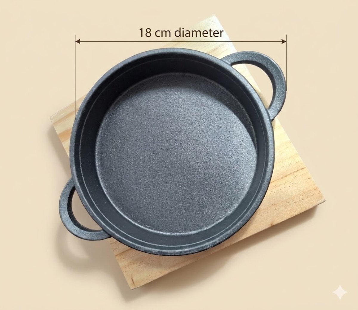 M.T.C©-Ø 18 cm-Gietijzeren serveerpan-BBQ-Rond-Schaal-Houten onderzetter-Kamado-Grill-Kleine pan-Gietijzeren Pan met Handgrepen – Ideaal voor Tapas en Éénpersoonsgerechten