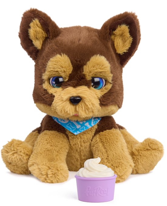 Zittende bruine en lichtbruine pluche pup met blauwe ogen, blauw bandana met botjes, en een paarse beker met witte crème.