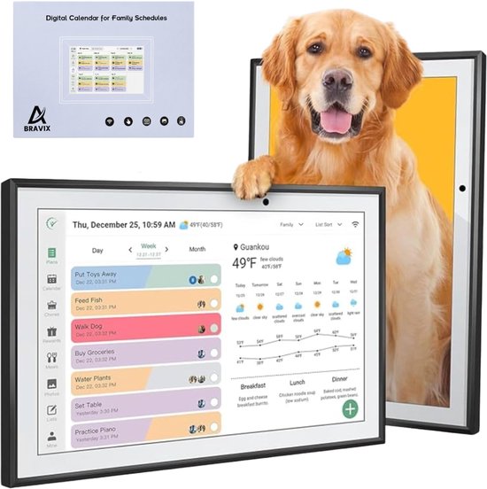Digitale kalender met gezinsschema's en weersvoorspelling, naast een enthousiaste golden retriever.