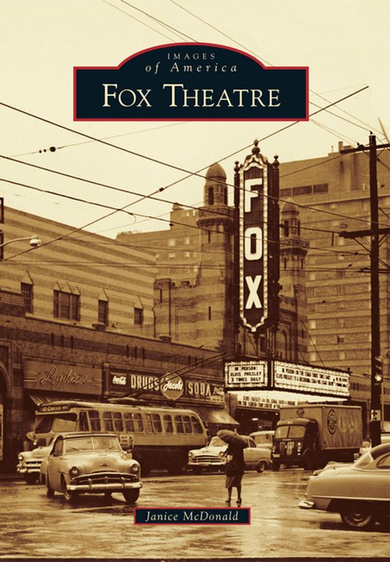 Boekomslag 'Fox Theatre'. Een zwart-witfoto van een straat met een bus en auto's, met op de achtergrond een theater met een groot neonreclamebord.