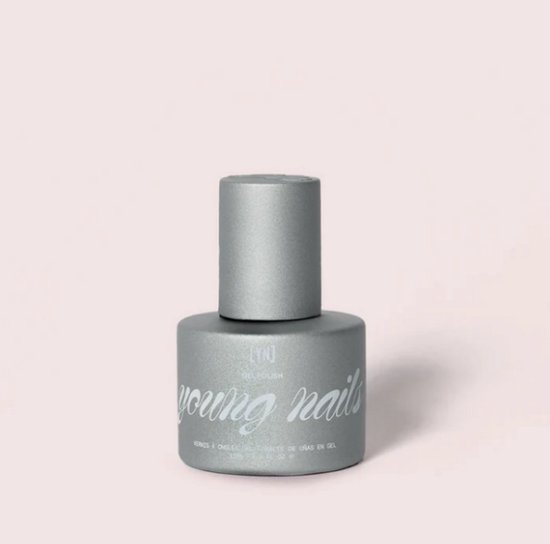 Zilverkleurige Young Nails gelpolish fles met "young nails" logo.