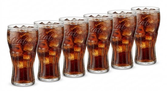 Six verres Coca-Cola remplis de glaçons, sur fond blanc.