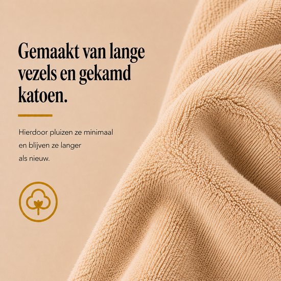 Gros plan de serviettes couleur sable, 'Fabriqué à partir de fibres longues et de coton peigné'.