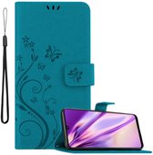 Cadorabo Hoesje geschikt voor Samsung Galaxy A42 5G / M42 5G in BLOEMEN BLAUW - Beschermhoes in bloemmotief met magnetische sluiting, standfunctie en kaartsleuven Book Case Cover Etui