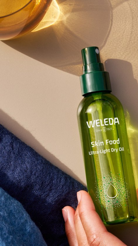 Groene fles Weleda Skin Food Ultra-Light Dry Oil met groene spuitdop.