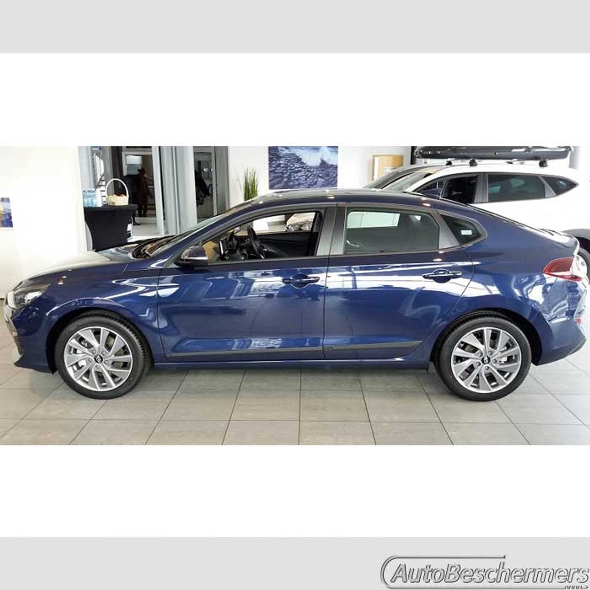 Stootlijsten set zwart voor Hyundai i30 Fastback 2018-. De stootstrips zijn zelfklevend. Set a 4 stuks (#0054)