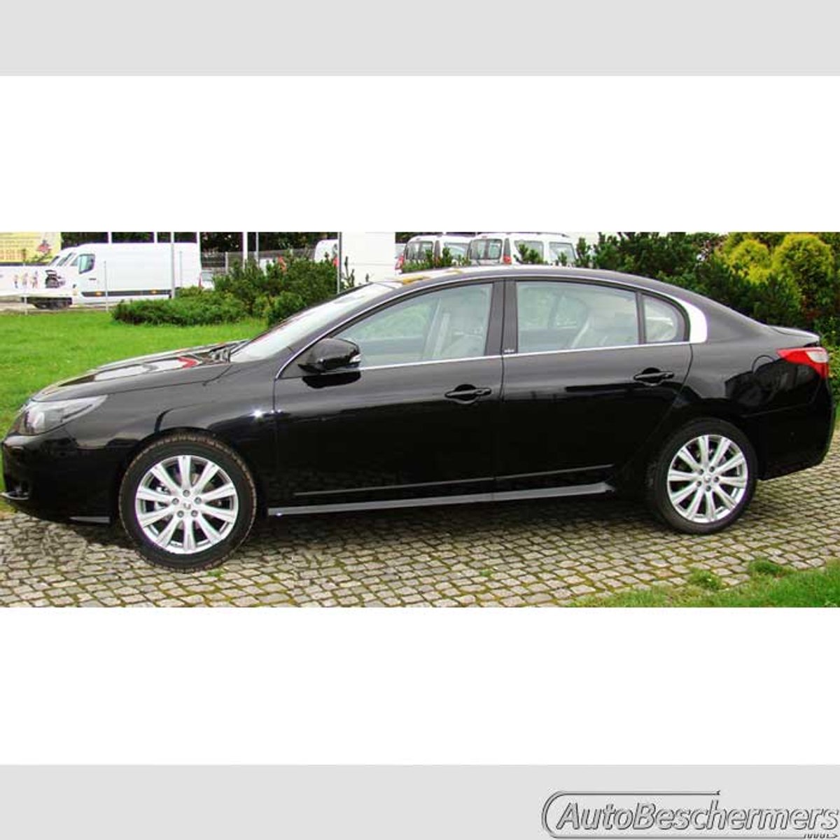 Stootlijsten set zwart voor Renault Latitude 2011-2015. De stootstrips zijn zelfklevend. Set a 4 stuks (#0011)